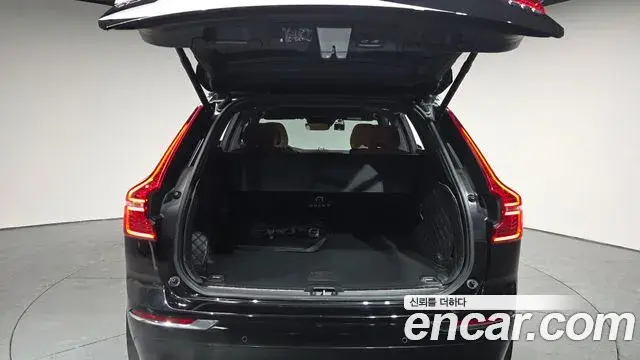 Volvo XC60 2021 — ფოტო 4/20