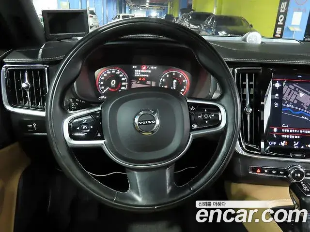 Volvo V90 Cross Country 2018 — ფოტო 14/20