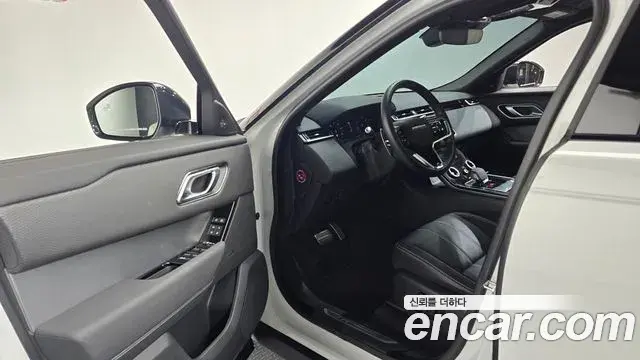 Land Rover Range Rover Velar 2022 — Фото 8/20
