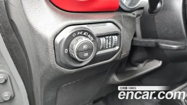 Jeep Wrangler 2019 — Фото 18/20