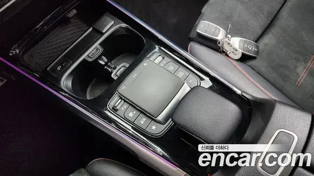 Mercedes-Benz GLB-Class 2021 — ფოტო 13/20
