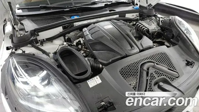 Porsche Macan 2022 — Photo 1/20
