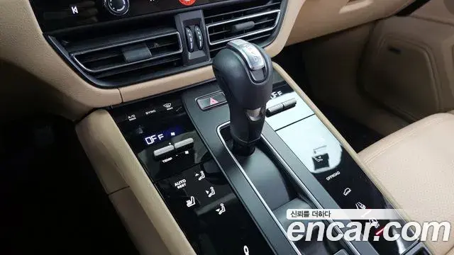 Porsche Macan 2022 — Photo 9/20