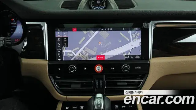 Porsche Macan 2022 — Photo 2/20