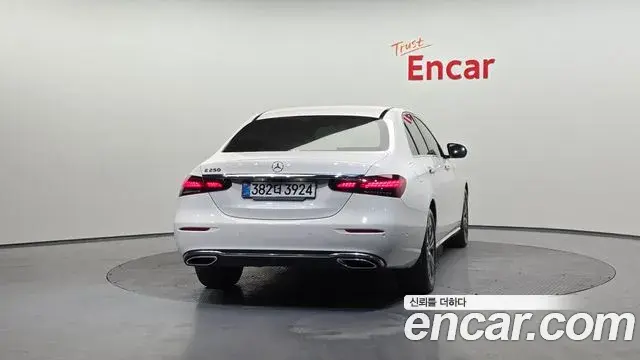 Mercedes-Benz E-Class 2021 — Фото 4/20