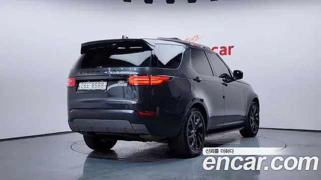 Land Rover Discovery 5 2019 — Photo 8/20