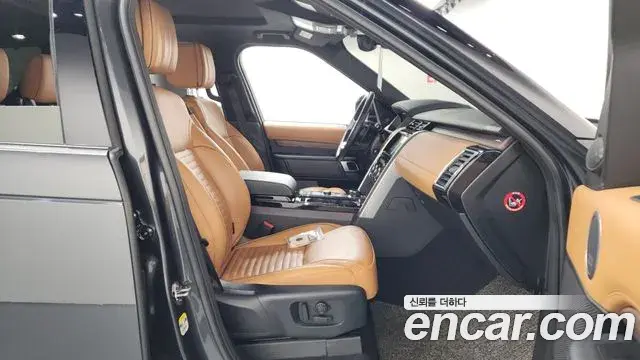 Land Rover Discovery 5 2019 — Photo 7/20