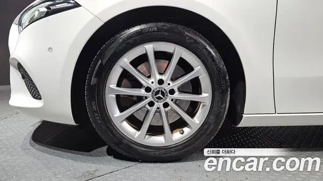 Mercedes-Benz A-Class 2020 — Photo 6/20