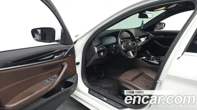BMW 5 Series 2019 — ფოტო 16/20