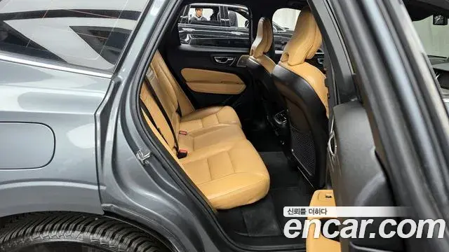 Volvo XC60 2020 — Photo 1/20