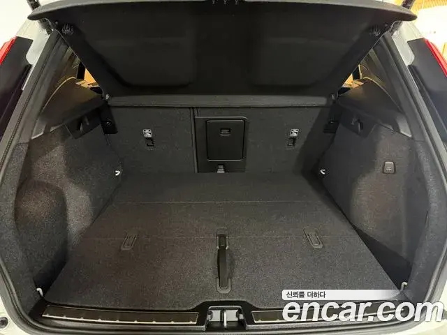 Volvo XC40 2025 — Şəkil 10/17
