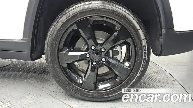 Jeep Grand Cherokee 2023 — Photo 17/20
