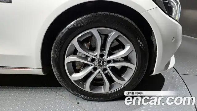 Mercedes-Benz C-Class 2018 — Photo 16/20