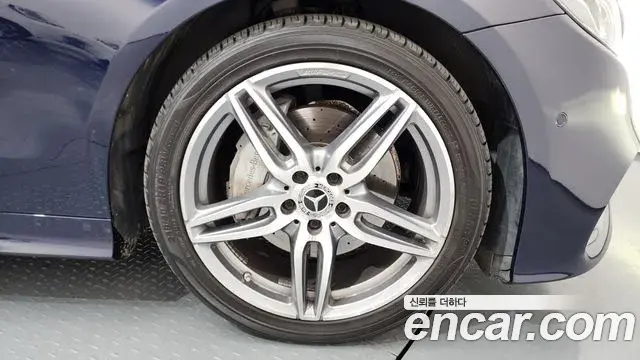 Mercedes-Benz E-Class 2018 — ფოტო 17/20