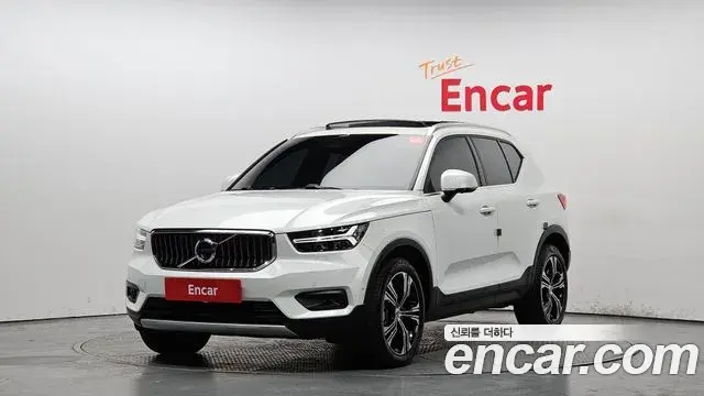Volvo XC40 2021 — Фото 1/20
