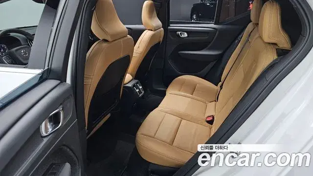Volvo XC40 2021 — Фото 12/20