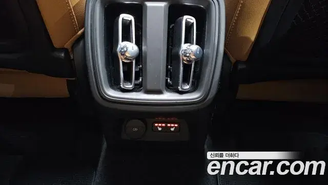 Volvo XC40 2021 — Фото 19/20