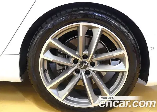 Audi A7 2022 — ფოტო 14/20