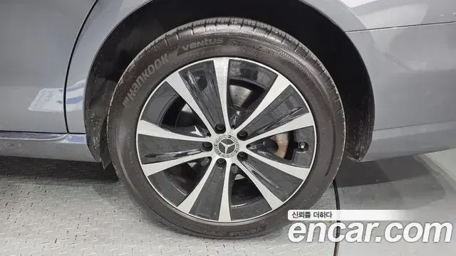 Mercedes-Benz E-Class 2021 — Photo 1/20