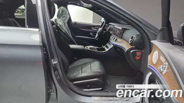 Mercedes-Benz E-Class 2021 — Photo 11/20