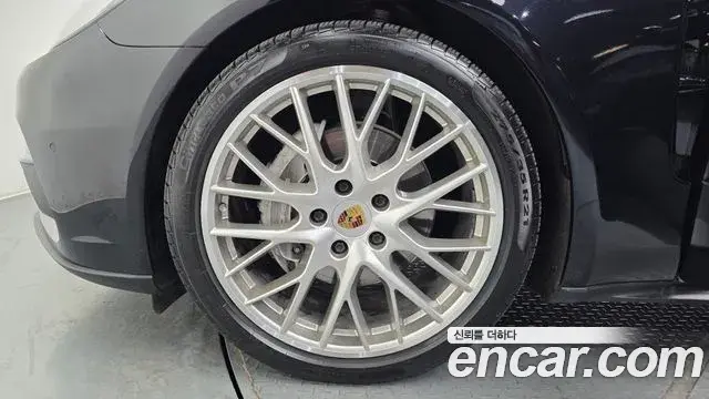 Porsche Panamera 2018 — ფოტო 17/20