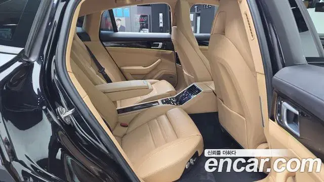 Porsche Panamera 2018 — ფოტო 8/20