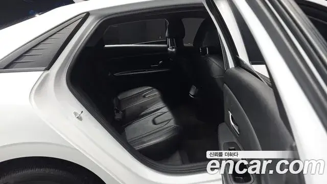 Hyundai The New Avante Hybrid 2021 — Photo 14/20