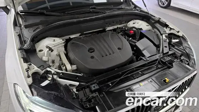 Volvo XC60 2022 — Şəkil 10/20
