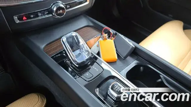Volvo XC60 2022 — Şəkil 15/20