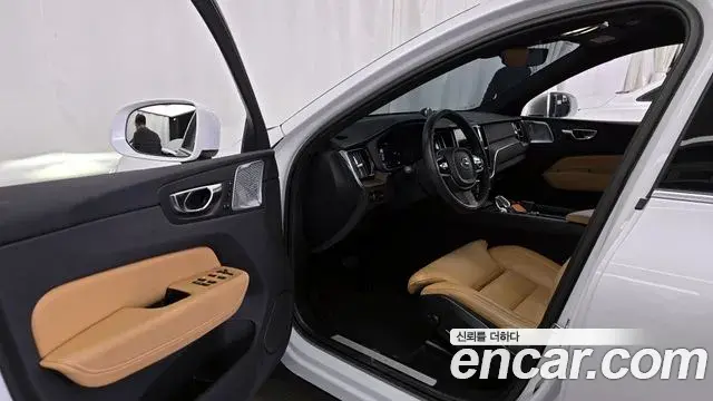 Volvo XC60 2022 — Şəkil 14/20