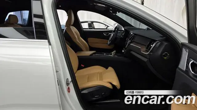 Volvo XC60 2022 — Şəkil 8/20