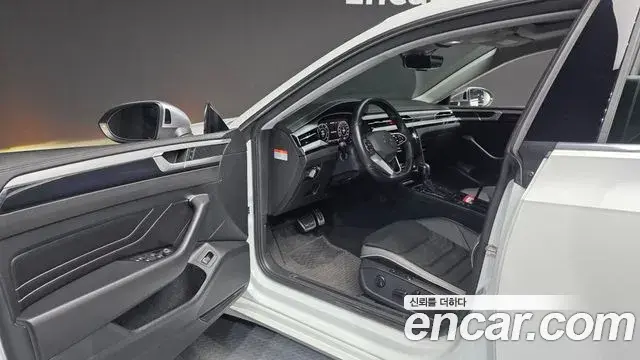 Volkswagen Arteon 2023 — ფოტო 17/20