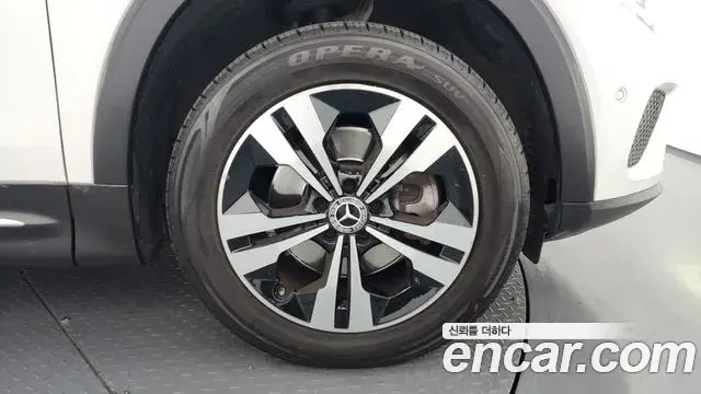 Mercedes-Benz GLB-Class 2021 — ფოტო 15/20