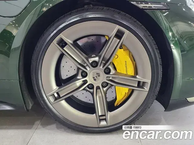Porsche Taycan 2024 — ფოტო 10/20