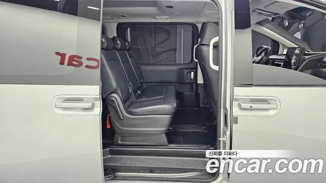 Hyundai Staria 2025 — Photo 8/20