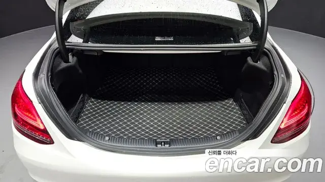 Mercedes-Benz C-Class 2019 — Photo 16/20