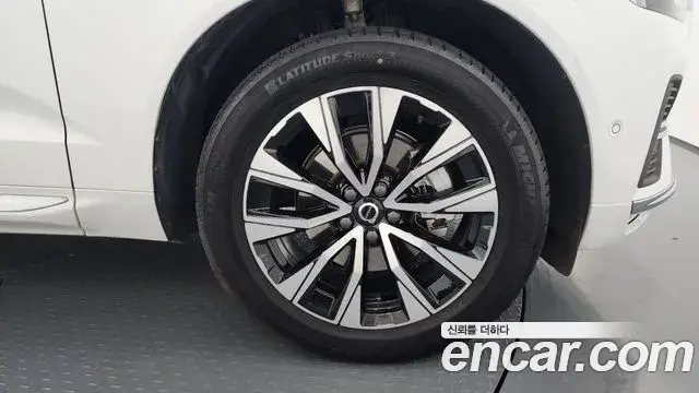 Volvo XC60 2023 — Şəkil 7/20