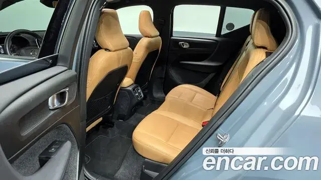 Volvo XC40 2022 — Photo 1/20
