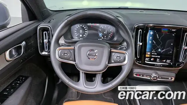 Volvo XC40 2022 — Photo 19/20