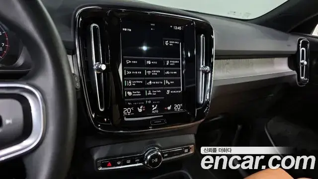 Volvo XC40 2022 — Photo 8/20