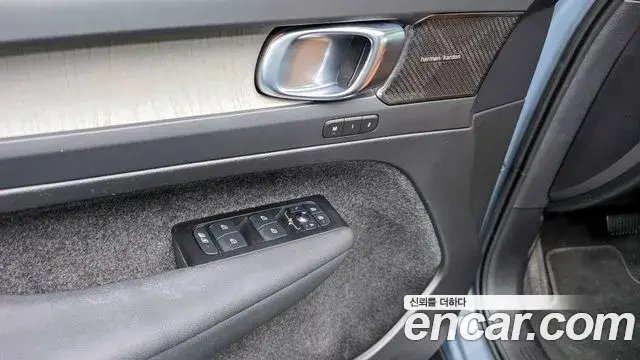 Volvo XC40 2022 — Photo 14/20