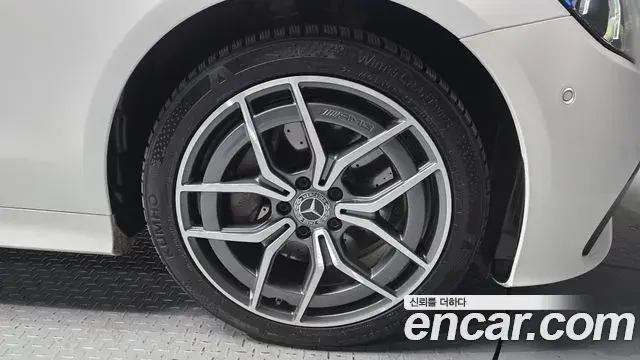 Mercedes-Benz E-Class 2022 — Photo 6/20