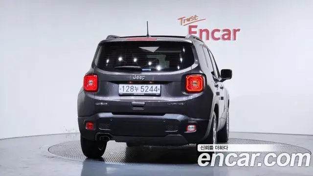 Jeep Renegade 2020 — ფოტო 16/35