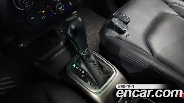 Jeep Renegade 2020 — ფოტო 21/35