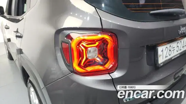 Jeep Renegade 2020 — ფოტო 31/35