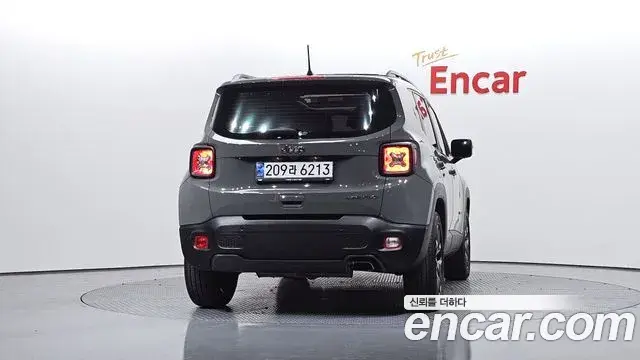 Jeep Renegade 2022 — Фото 3/20