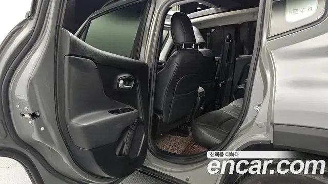 Jeep Renegade 2022 — Фото 11/20