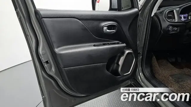 Jeep Renegade 2022 — Photo 28/35