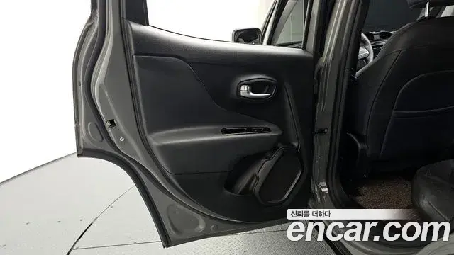 Jeep Renegade 2022 — Photo 30/35