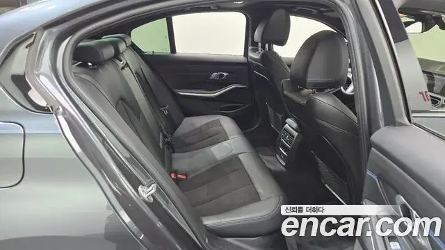 BMW 3 Series 2021 — Photo 19/34